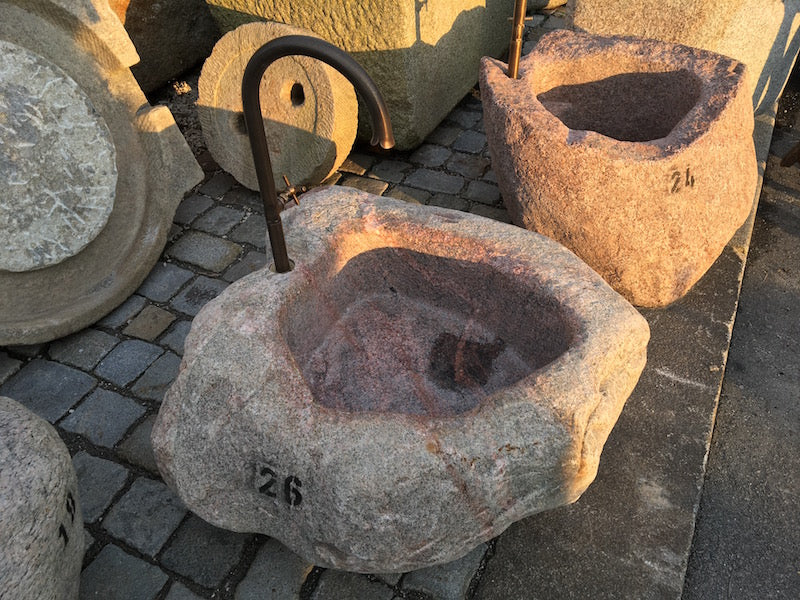 Findlingsbrunnen rosa