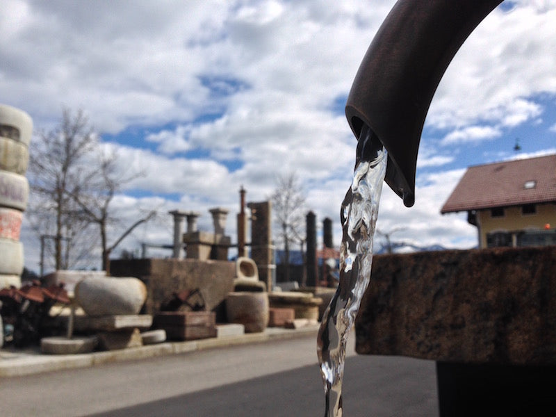 Wasserhahn Steinbrunnen