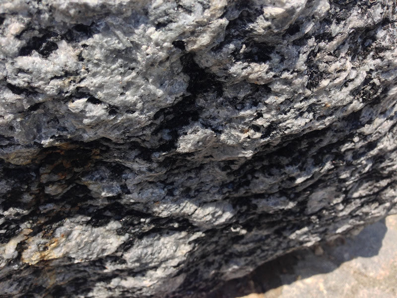 Findlingsbrunnen mit schönen Quarzeinschlüssen