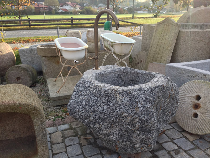 Wunderschöner Findlingsbrunnen mit hellen Quarzeinschlüssen