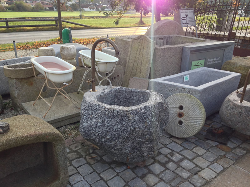 Findlingsbrunnen mit weißen Quarzeinschlüssen