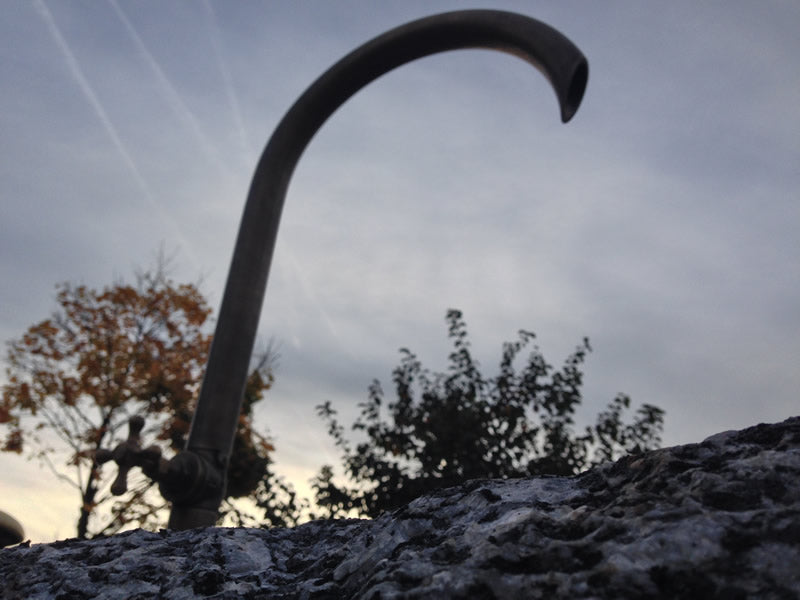 Findlingsbrunnen mit großen Quarzeinschlüssen