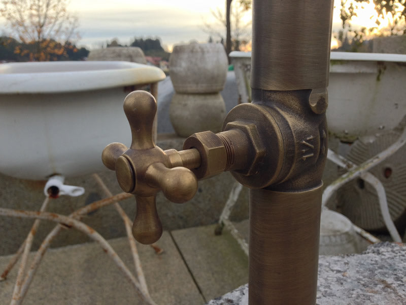 Findlingsbrunnen mit Messinghandrad