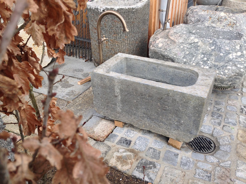 Steinbrunnen mit Wassereinlauf Seitenansicht
