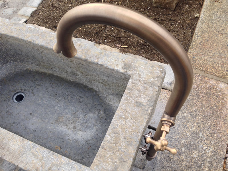 Steinbrunnen mit Wassereinlauf aus Messing