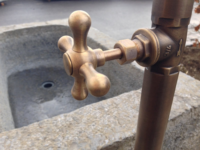 Steinbrunnen mit Wassereinlauf und Handrad