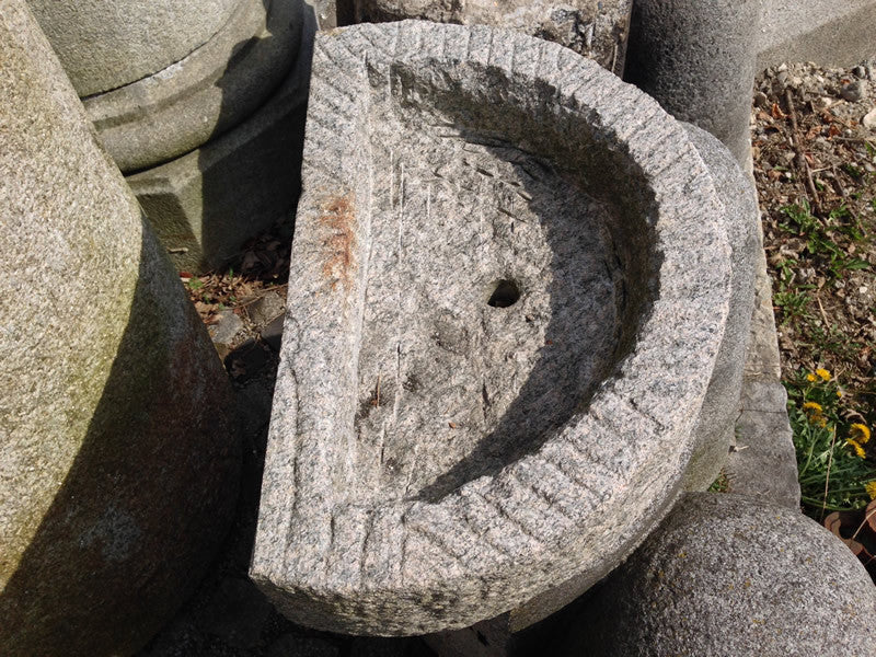 Mühlsteinbecken aus Stein