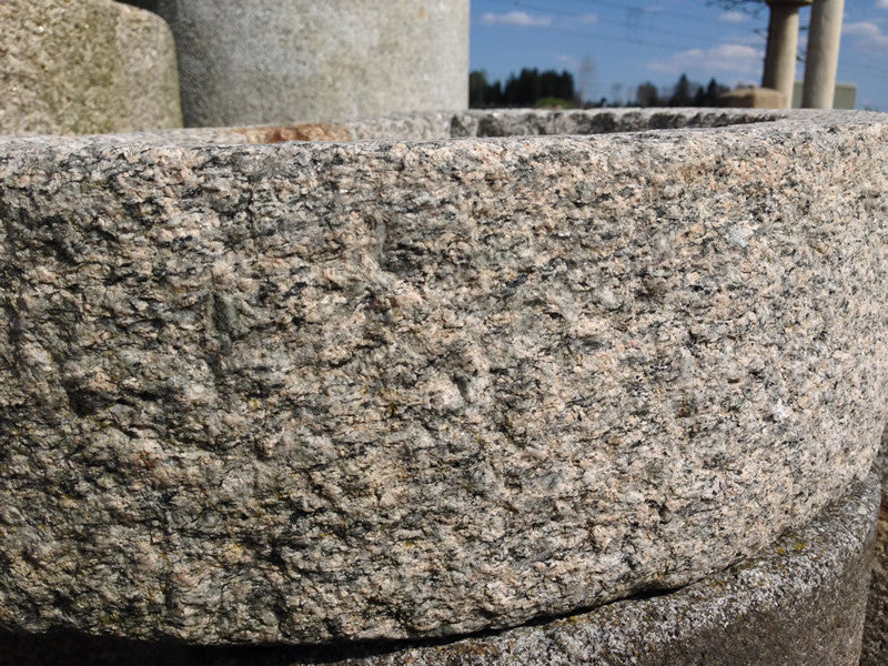 Mühlsteinbecken Oberfläche