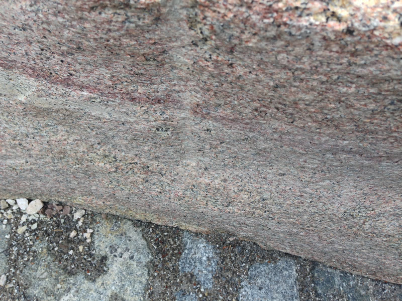 Steinbrunnen Oberfläche geflammt