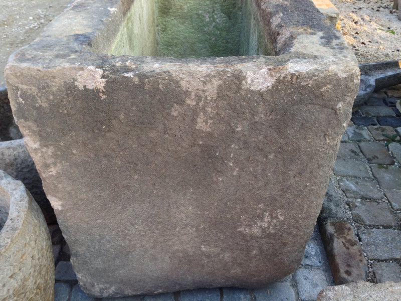 Alter Natursteinbrunnen