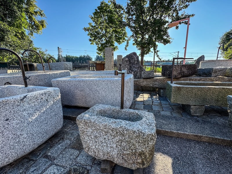 Kleiner Brunnentrog mit Hahn