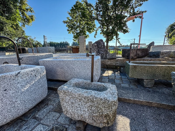 Kleiner Brunnentrog mit Hahn