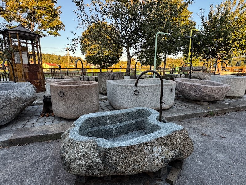 Findlingsbrunnen grau