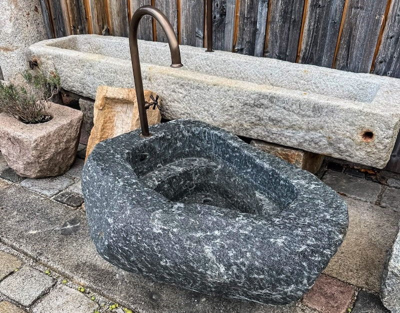 Findlingsbrunnen mit hellen Quarzeinschlüssen