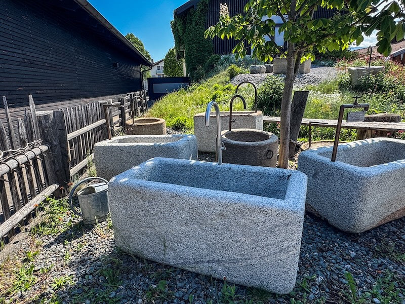 Granitbrunnen mit Wassereinlauf