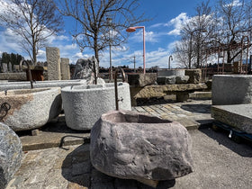 Findlingsbrunnen aus rotem Granit