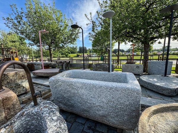 Steinbrunnen aus grauem Granit