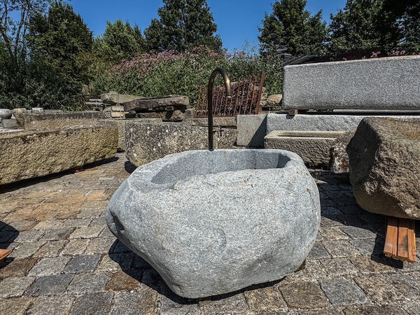 Findlingsbrunnen heller Granit