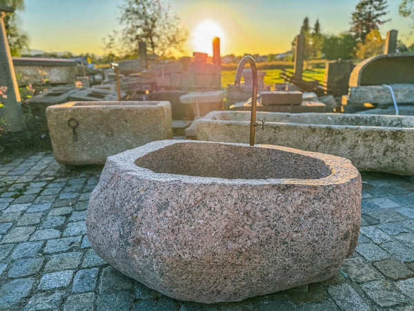 Großer roter Findlingsbrunnen