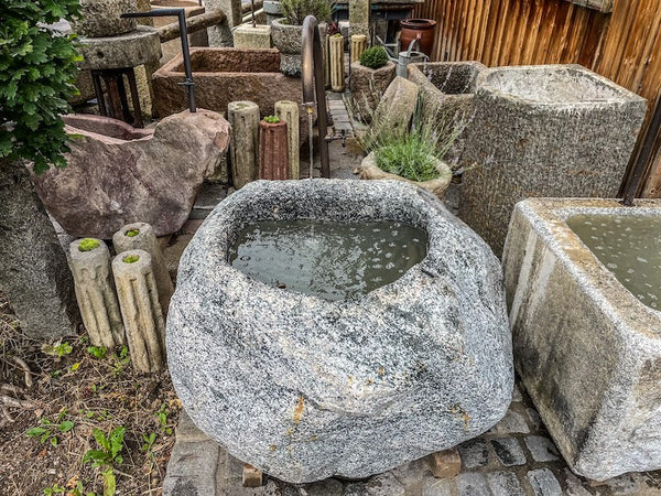 grauer Findlingsbrunnen