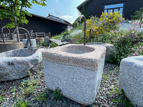 Quadratischer heller Granitbrunnen