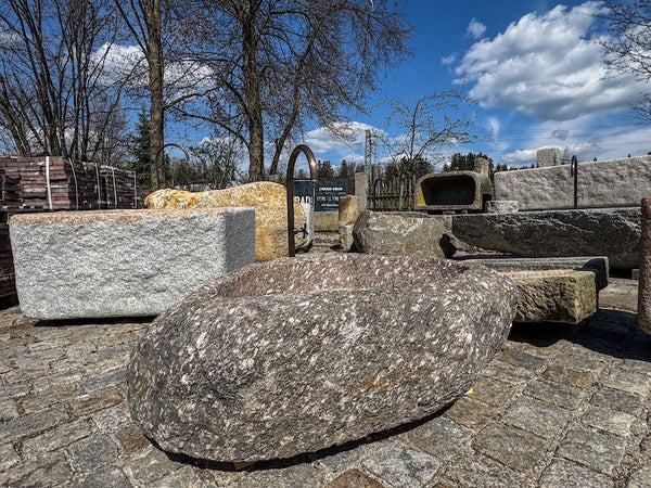 Findlingsbrunnen aus rotem Granit