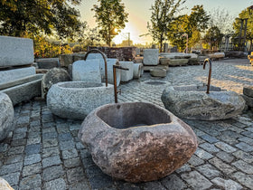 Findlingsbrunnen aus rotem Granit