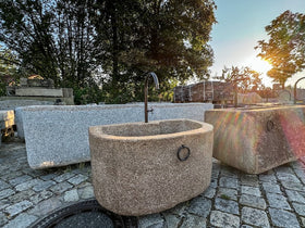 Halbrunder Granitbrunnen gefärbt