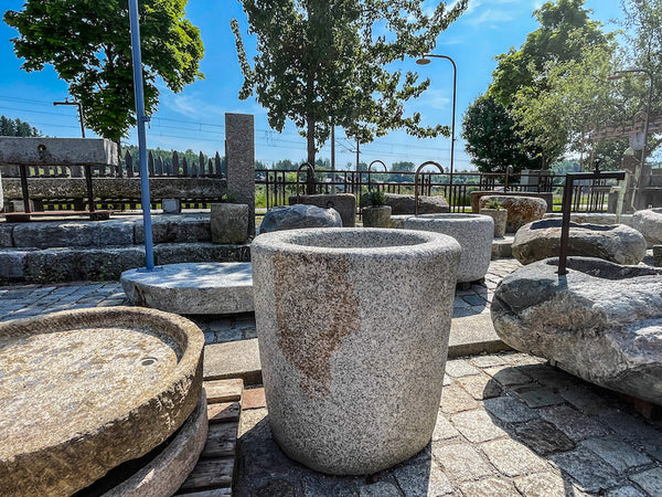 Grobkörniger Granitbrunnen rund