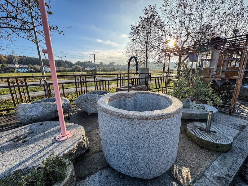 Steinbrunnen im Garten