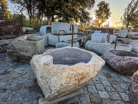 Findlingsbrunnen mit rostfarbenen Stellen