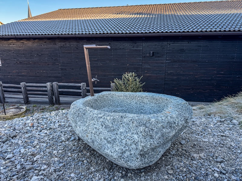 Findlingsbrunnen mit eckigen Einlauf
