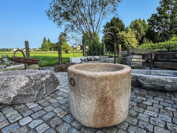 Natursteinbrunnen rund