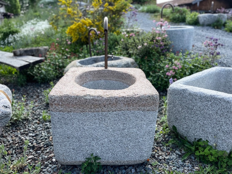 Quadratischer heller Granitbrunnen mit Brunnenbecken