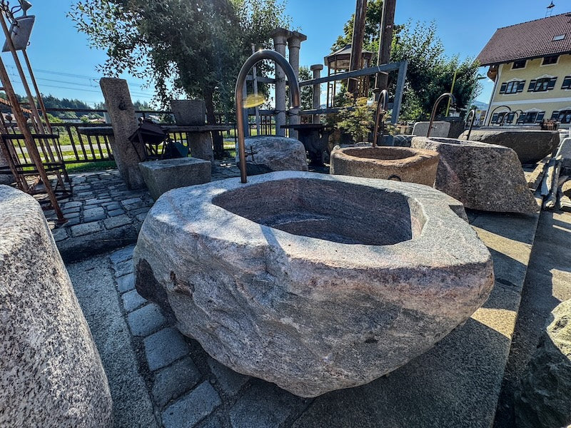 Alter Findlingsbrunnen mit schöner Ader