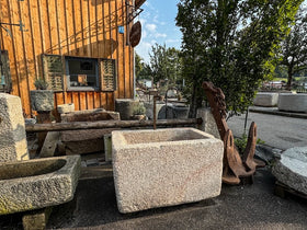 Steinbrunnen mit Naturoberfläche