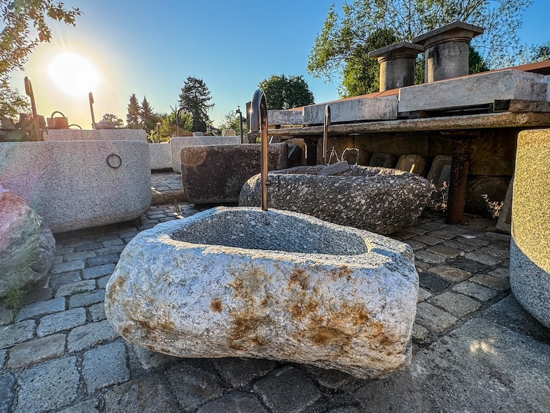 Findlingsbrunnen mit rostfarbenen Stellen