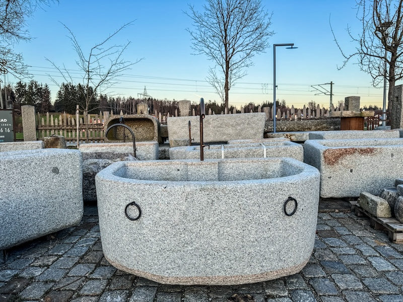 Halbrunder Granitbrunnen mit Wassereinlauf