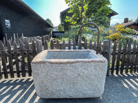 Granitbrunnen rechteckig mit Einlauf