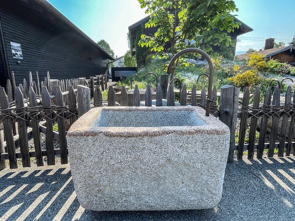 Granitbrunnen rechteckig mit Einlauf