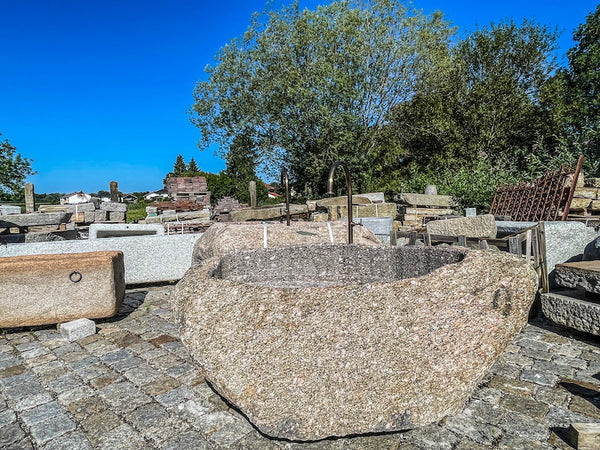 Findlingsbrunnen mit Wassereinlauf grau/rosa