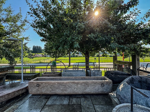 großer Natursteinbrunnen