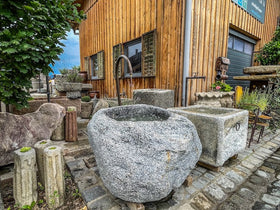 Findlingsbrunnen aus grauem Granit