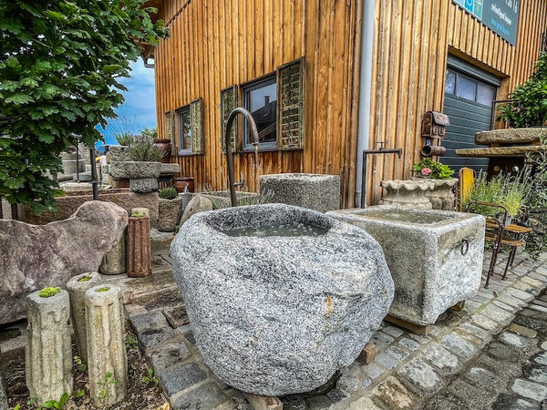 Findlingsbrunnen aus grauem Granit