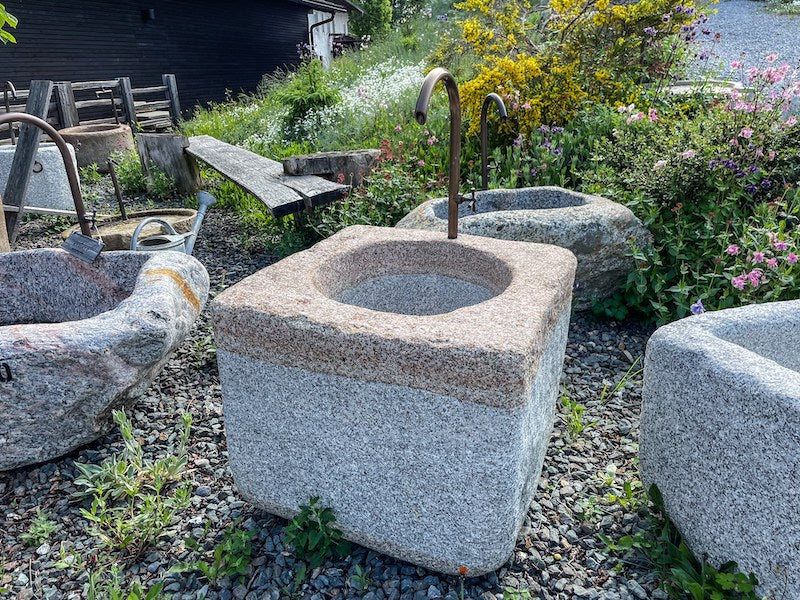 Quadratischer heller Granitbrunnen Tegernsee