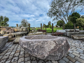 Alter Findlingsbrunnen mit schöner Ader