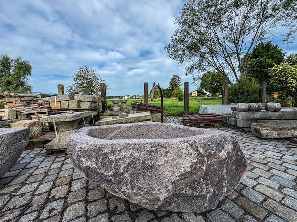 Alter Findlingsbrunnen mit schöner Ader