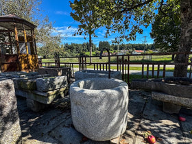 Runder Granitbrunnen mit Wassereinlauf