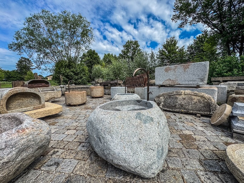 Findlingsbrunnen heller Granit