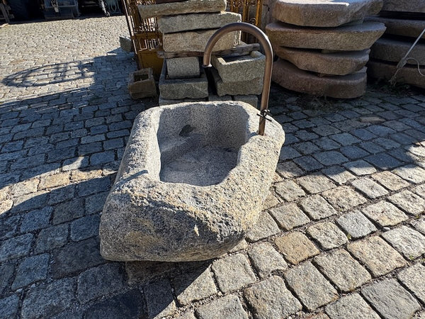 Findlingsbrunnen Messingwassereinlauf